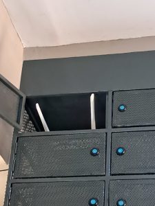 Der Router wird im Schließfach platziert